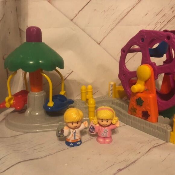Fisher Price Little People ferris wheel and swings with 2 people - Picture 1 of 5